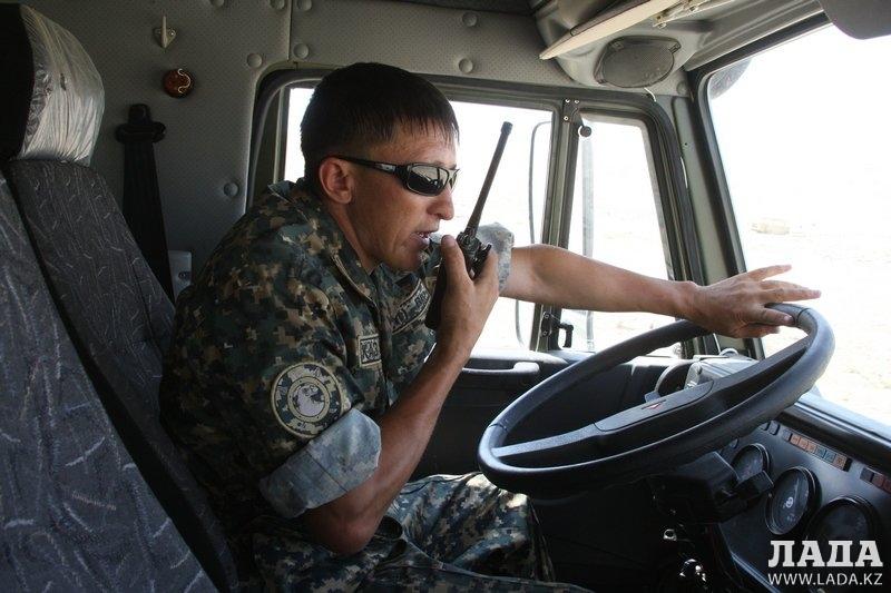 Водитель автомобилей в военном. Военный водитель. Военный КАМАЗ С водителем. Армейский водитель. Водитель в армии.