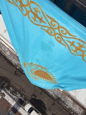 Жителя Астаны оштрафовали почти на 400 тысяч тенге за вывешенный на балконе флаг РК