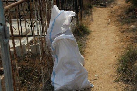 Анна Пронина: Городское кладбище в Актау завалено строительным  мусором