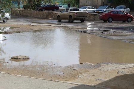 В 8 микрорайоне Актау прорвало трубопровод