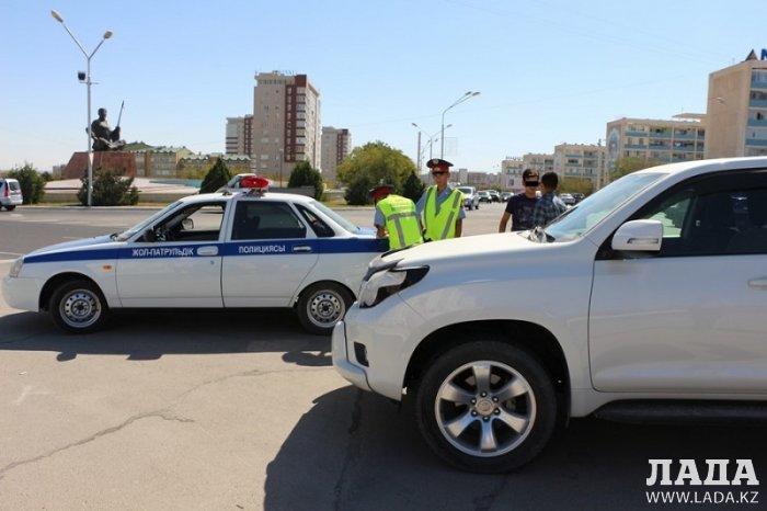 В Актау столкнулись автомобили Land Cruiser Prado и ВАЗ