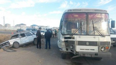 В Актау произошло массовое ДТП с участием пассажирского автобуса