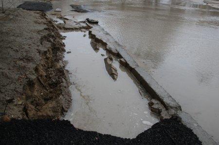 В 7 микрорайоне Актау новое асфальтовое покрытие стало причиной затопления двора