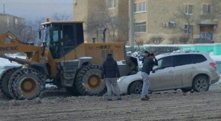 В Актау Subaru столкнулся с погрузчиком