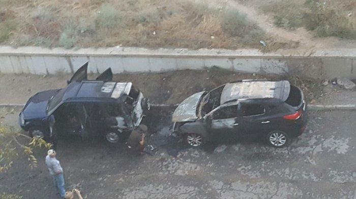 В 14 микрорайоне Актау одновременно сгорели две автомашины